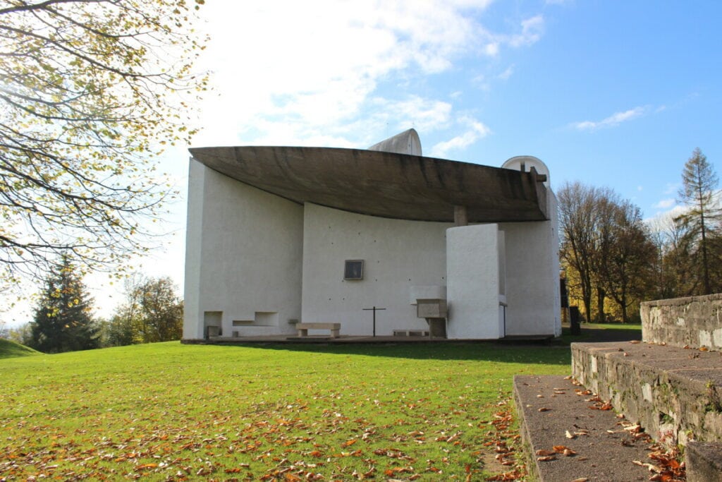 Façade est de la chapelle de Ronchamp