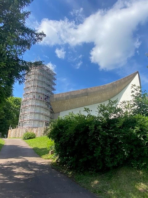 La grande tour de la chapelle est actuellement en restauration