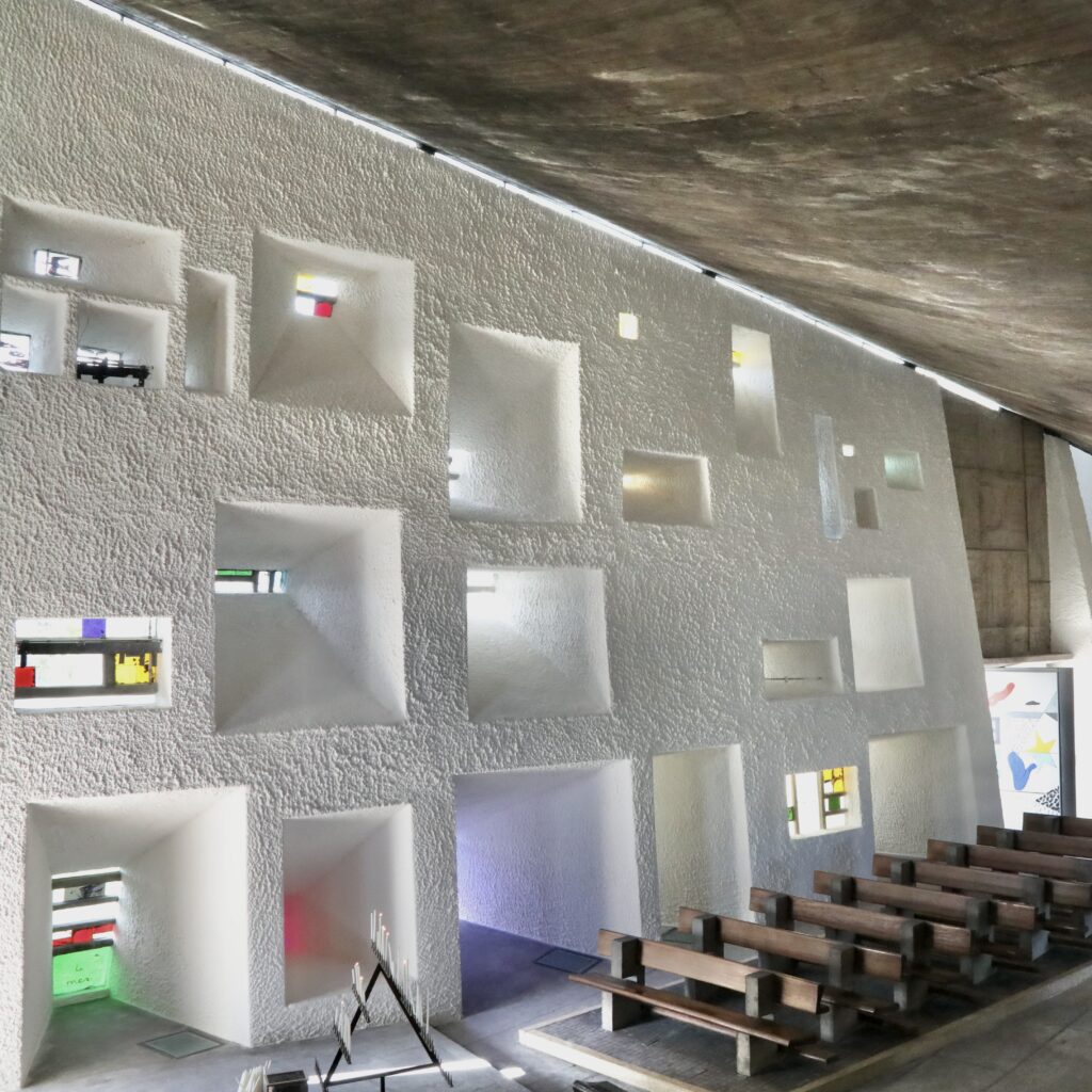 Mur de lumière du façade sud de la chapelle