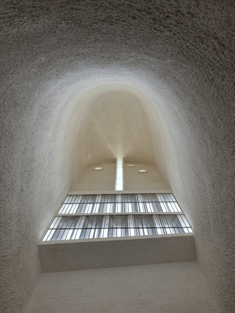 Puits de lumière de la chapelle Notre-Dame du Haut