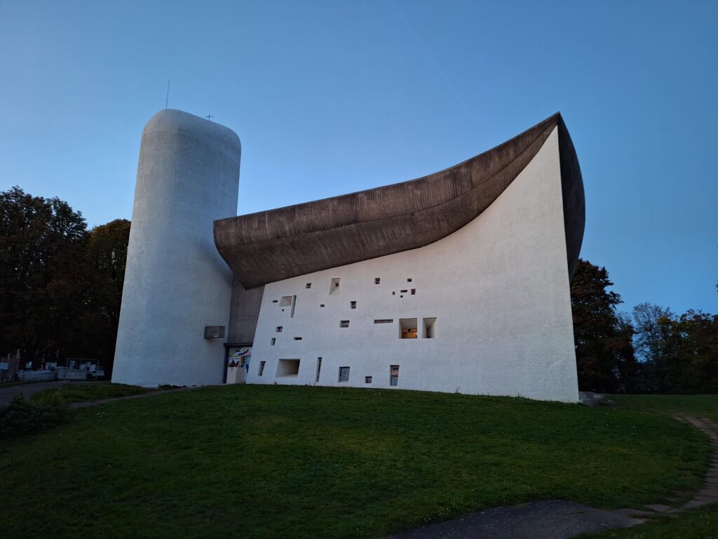 Façade sud de la chapelle au coucher du soleil