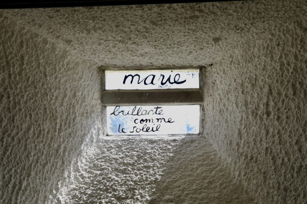 Vitrage "Marie" du mur de lumière de la chapelle Notre-Dame du Haut à Ronchamp