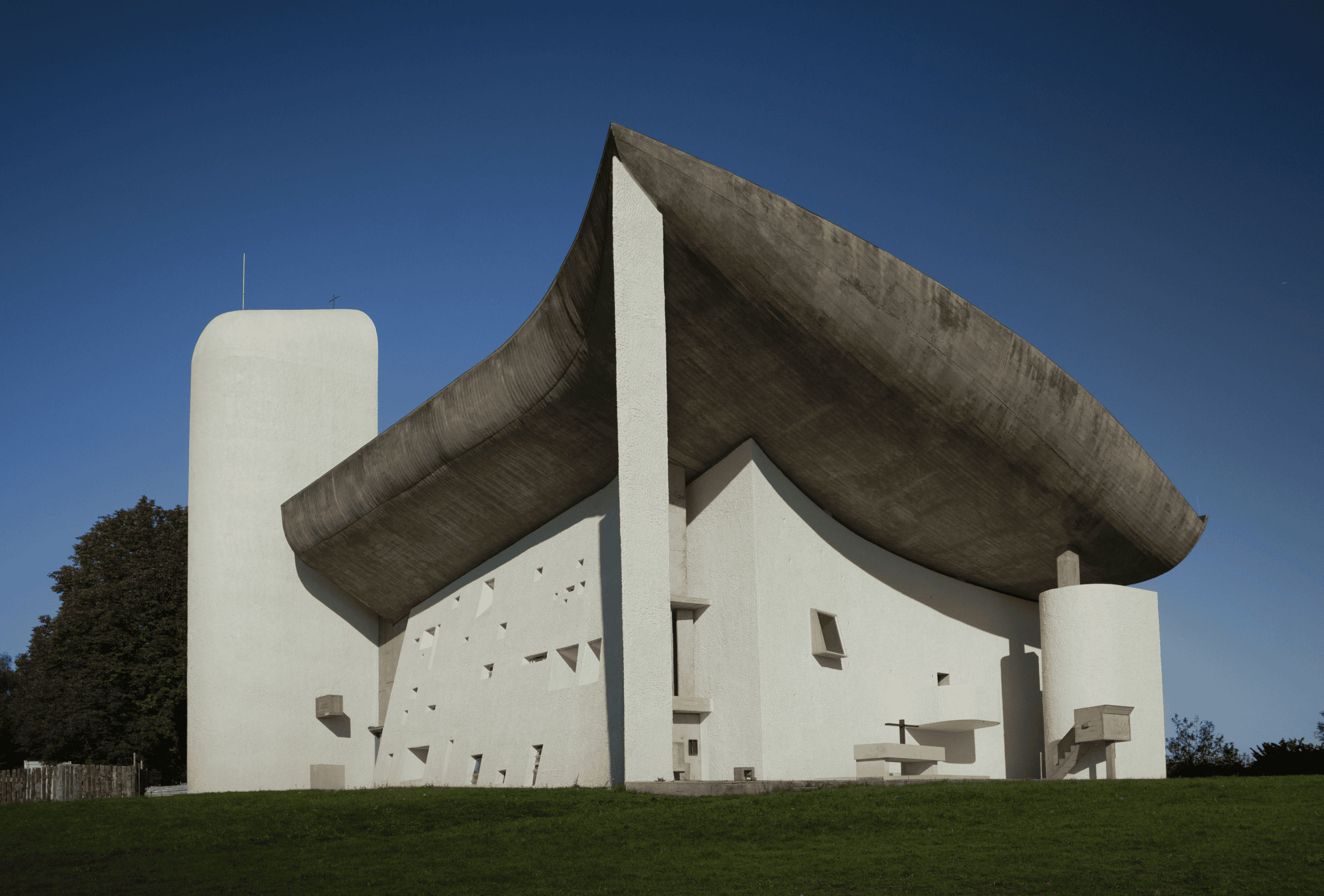 Façades sud et est de la chapelle Notre-Dame du Haut, oeuvre de Le Corbusier à Ronchamp