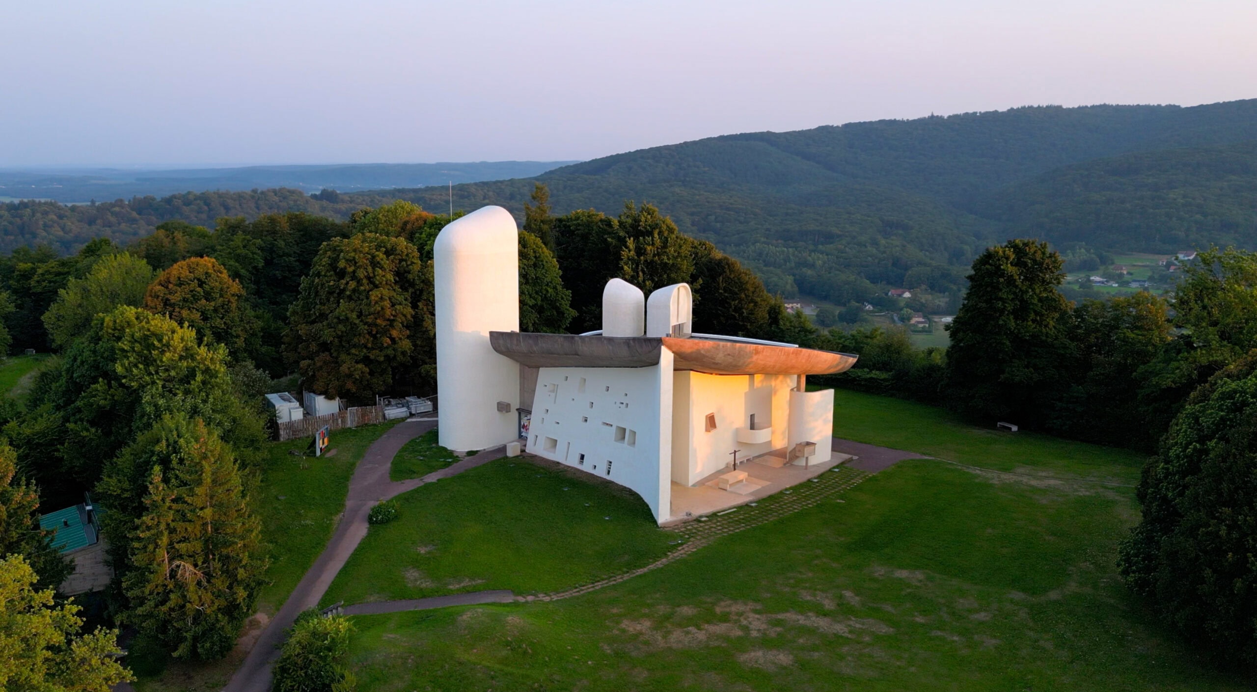 Chapelle Notre-Dame du Haut à Ronchamp au lever du soleil