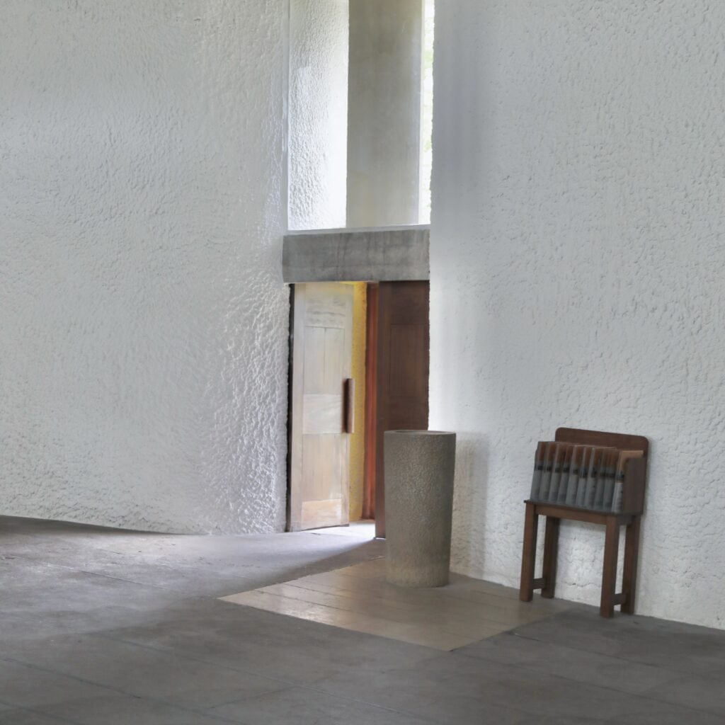 Entrée façade nord de la chapelle de Ronchamp