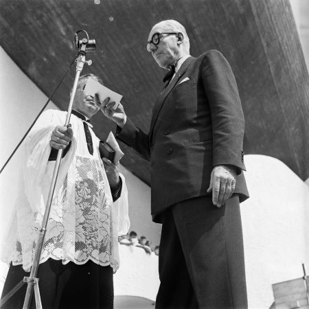 Discours d’inauguration de la chapelle par Le Corbusier en 1955 Discours d'inauguration de la chapelle par Le Corbusier en 1955 ©M.Denancé/RPBW