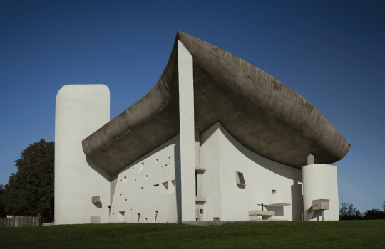 Façades sud et est de la chapelle Notre-Dame du Haut, oeuvre de Le Corbusier à Ronchamp