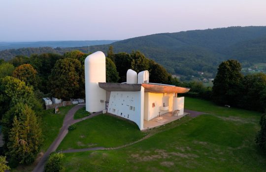 Chapelle Notre-Dame du Haut à Ronchamp au lever du soleil
